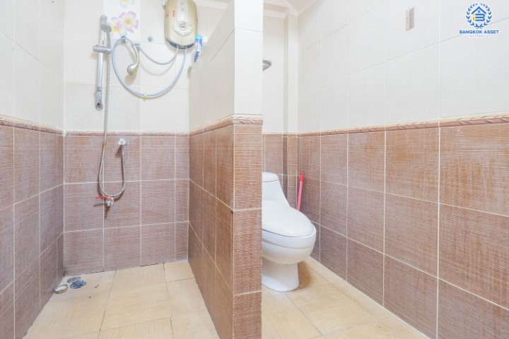 *****บ้านเดี่ยวมือสองย่านกรุงเทพฯ ม.อรุณทอง พุทธมณฑลสาย2 เนื้อที่กว้างขวางมากถึง 114 ตร.ว.  ฟังก์ชัน 6 ห้องนอน 4 ห้องน้ำ ที่จอดรถ 3 คัน บ้านสไตล์ Home Office บนทำเลแห่งการเดินทาง ใกล้รถไฟฟ้าสายสีน้ำเงิน "สถานีบางหว้า" และทางด่วน "ศรีรัช"